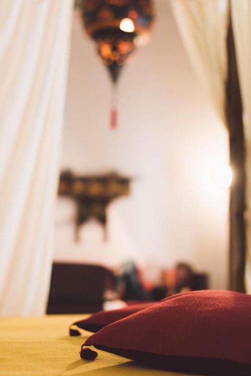 Postel nebo postele na pokoji v ubytování Riad Tizwa Fes