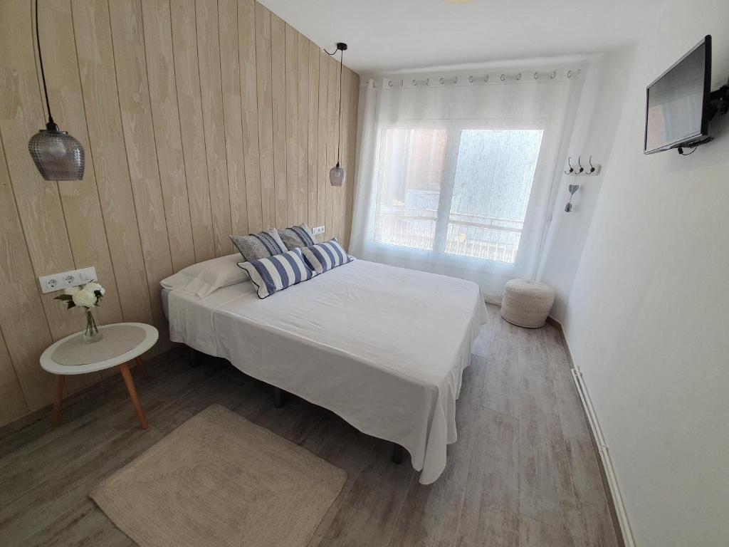 Postel nebo postele na pokoji v ubytování Palamós Apartament Superior Garoina