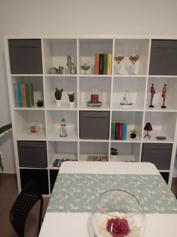 Pokój ze stołem i półką z wazami w obiekcie APARTAMENTO BEDIESTA w mieście Santa Cruz de la Palma