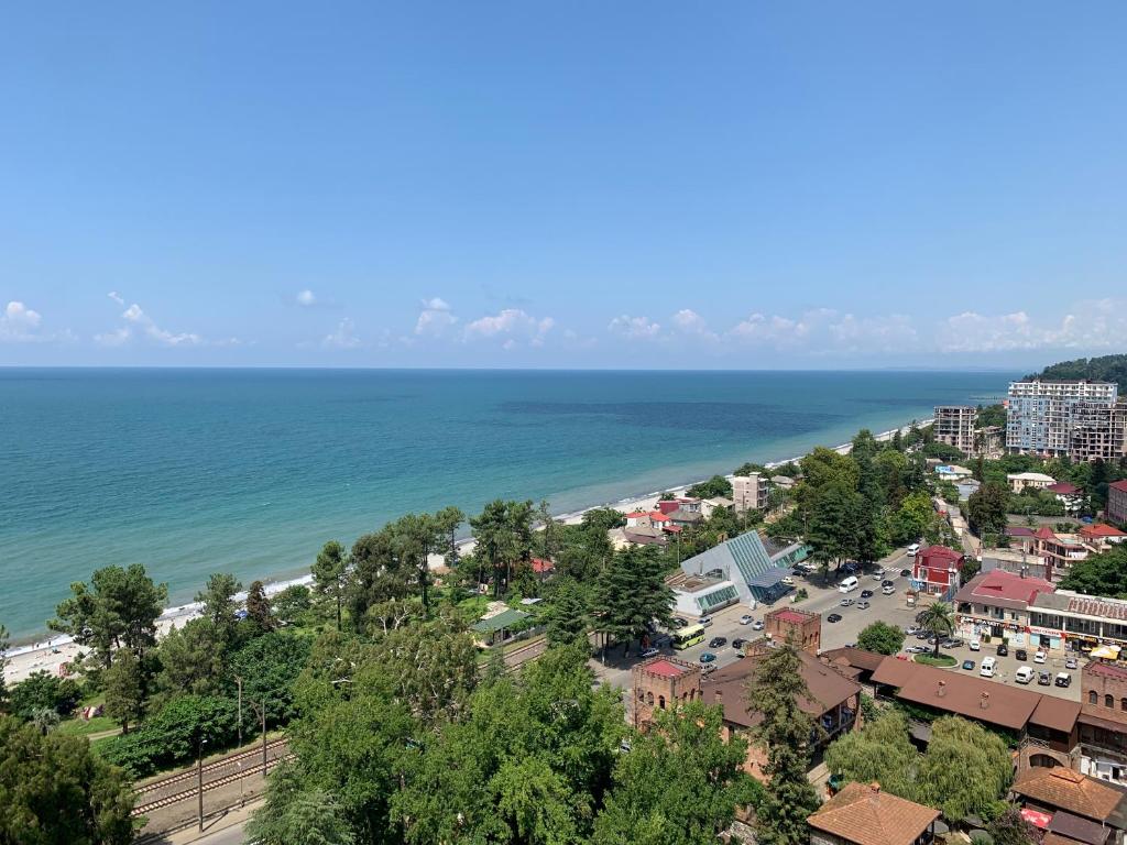 una vista aérea de la ciudad y el océano en Queen Tamara Apartments, en Makhinjauri
