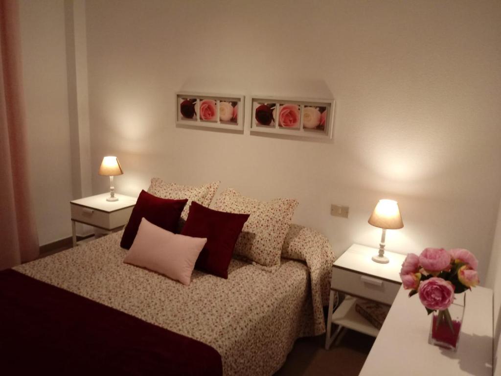 sypialnia z łóżkiem i dwoma stołami z lampkami w obiekcie APARTAMENTO BEDIESTA w mieście Santa Cruz de la Palma