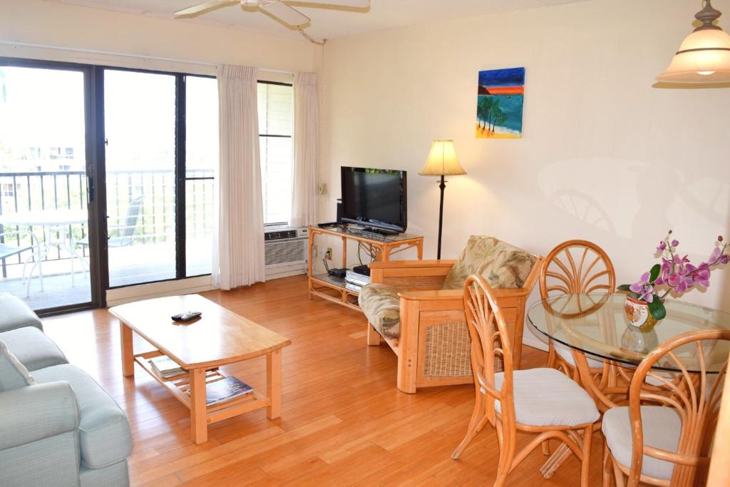 sala de estar con sofá y mesa en Kihei Akahi C611, en Wailea