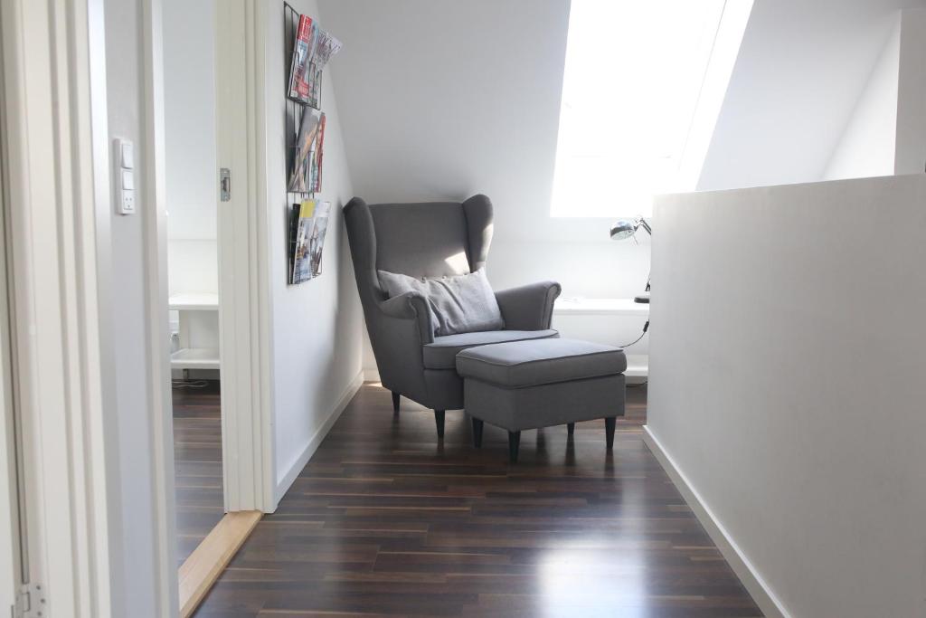 a chair and a stool in a hallway at Dragondrum Bed & Kitchen in Ullerslev
