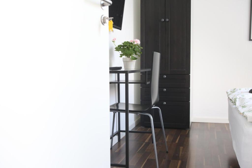 a room with a chair and a table with a plant at Dragondrum Bed & Kitchen in Ullerslev