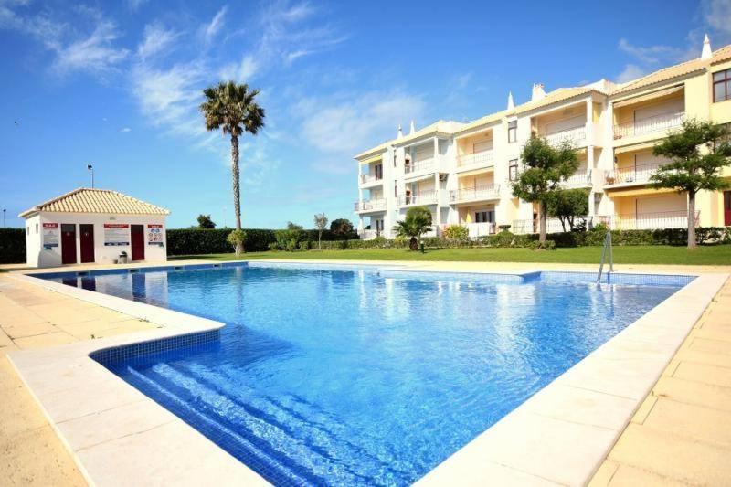 einem großen Pool vor einem Gebäude in der Unterkunft Dunas de vilamoura in Quarteira