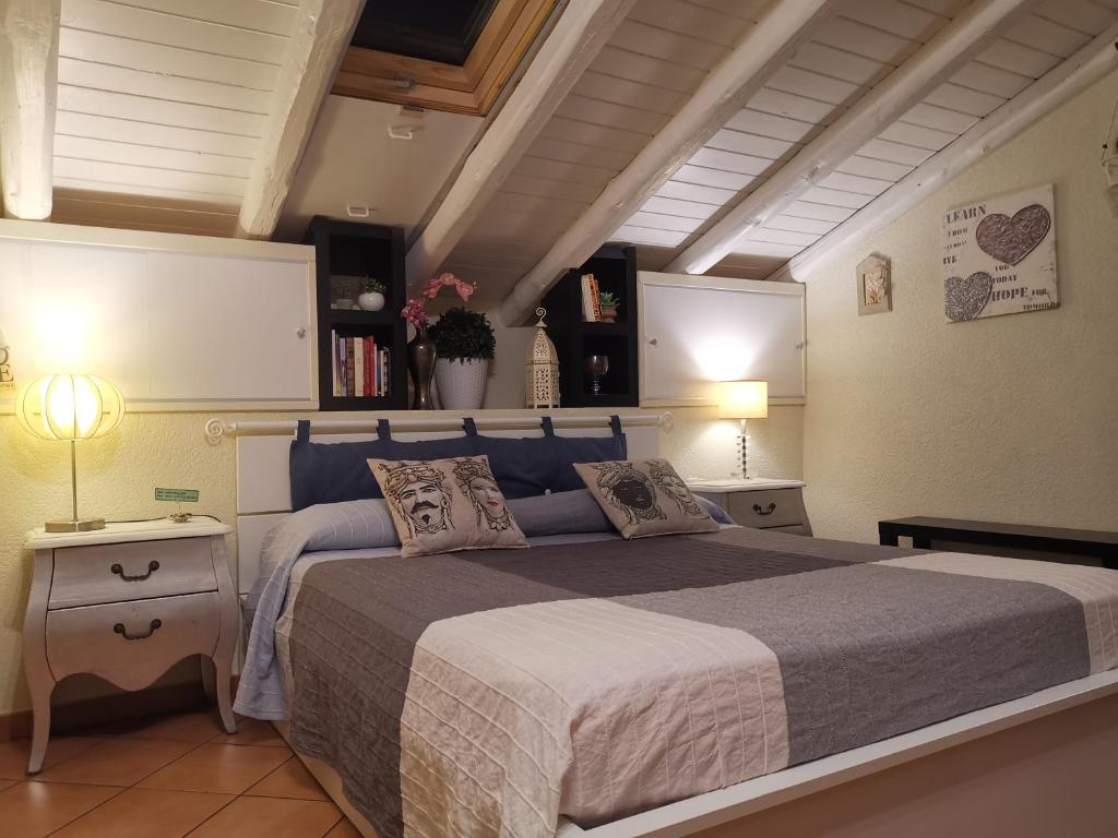 カターニアにあるLa mansarda di Ninniのベッドルーム1室(大型ベッド1台付)