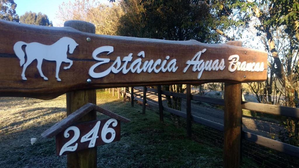 a sign for the entrance to the equestrian trance barn at Estancia Aguas Brancas in Urubici