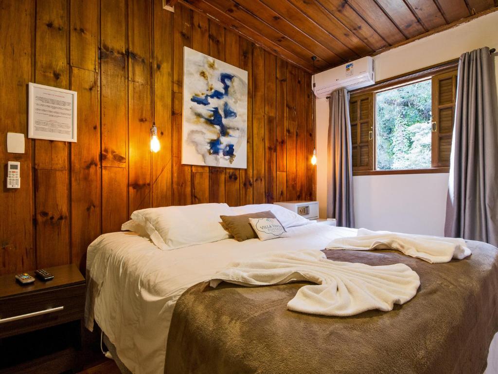 Säng eller sängar i ett rum på Villa Vintage Campos - Piscina e opções de suites com hidromassagem