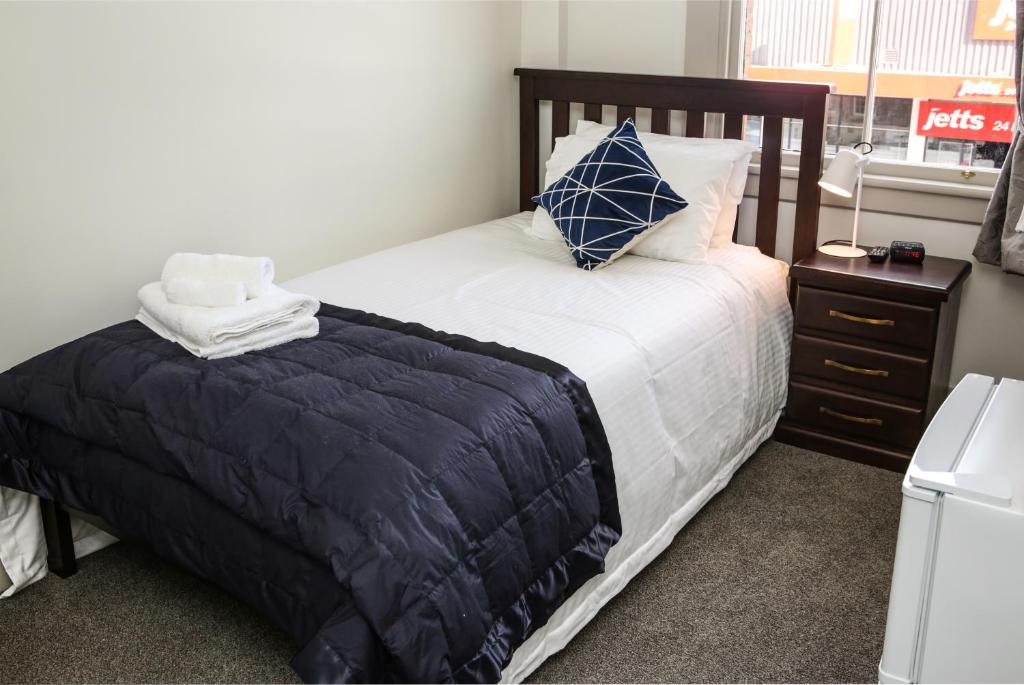 
Single Room with Shared Bathroom
