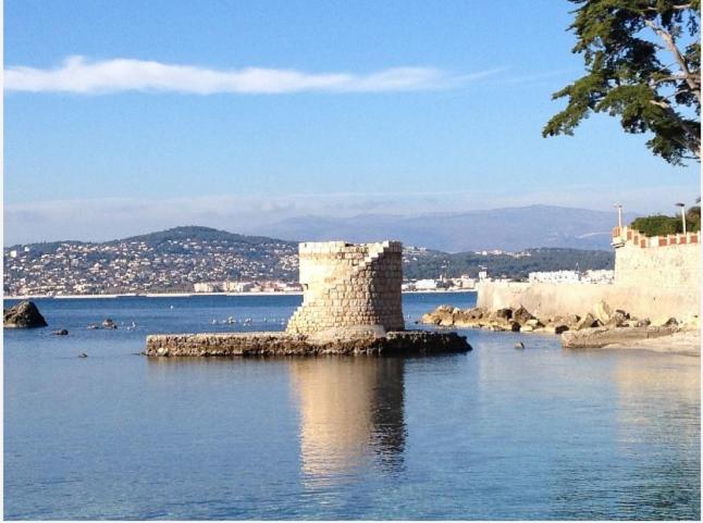 un castillo en medio de un cuerpo de agua en Studios à Golfe juan, en Golfe-Juan