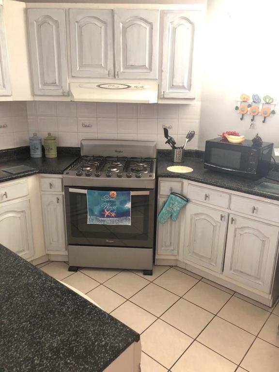 Kuchyň nebo kuchyňský kout v ubytování Los Pinos House