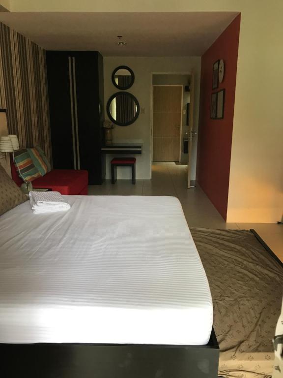 Postel nebo postele na pokoji v ubytování Creys Condo 2 at Pico de Loro Cove
