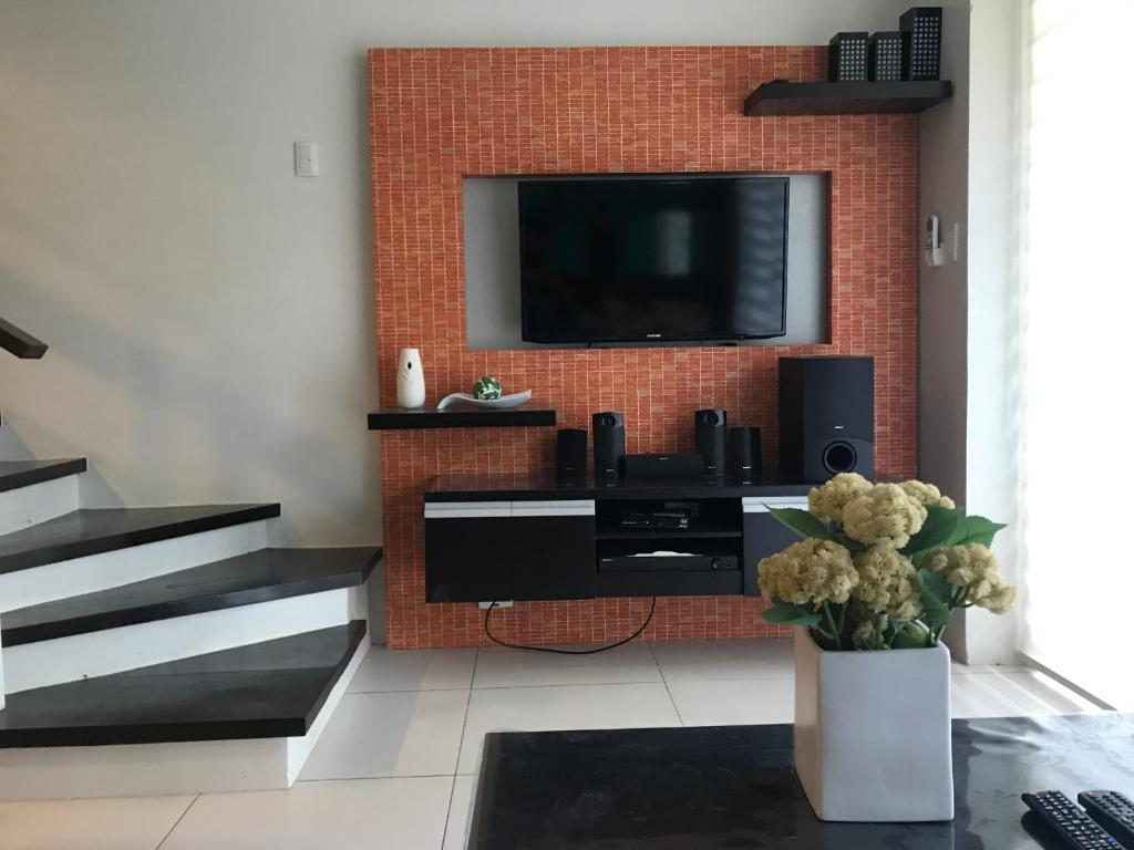 TV a/nebo společenská místnost v ubytování Creys Condo 2 at Pico de Loro Cove