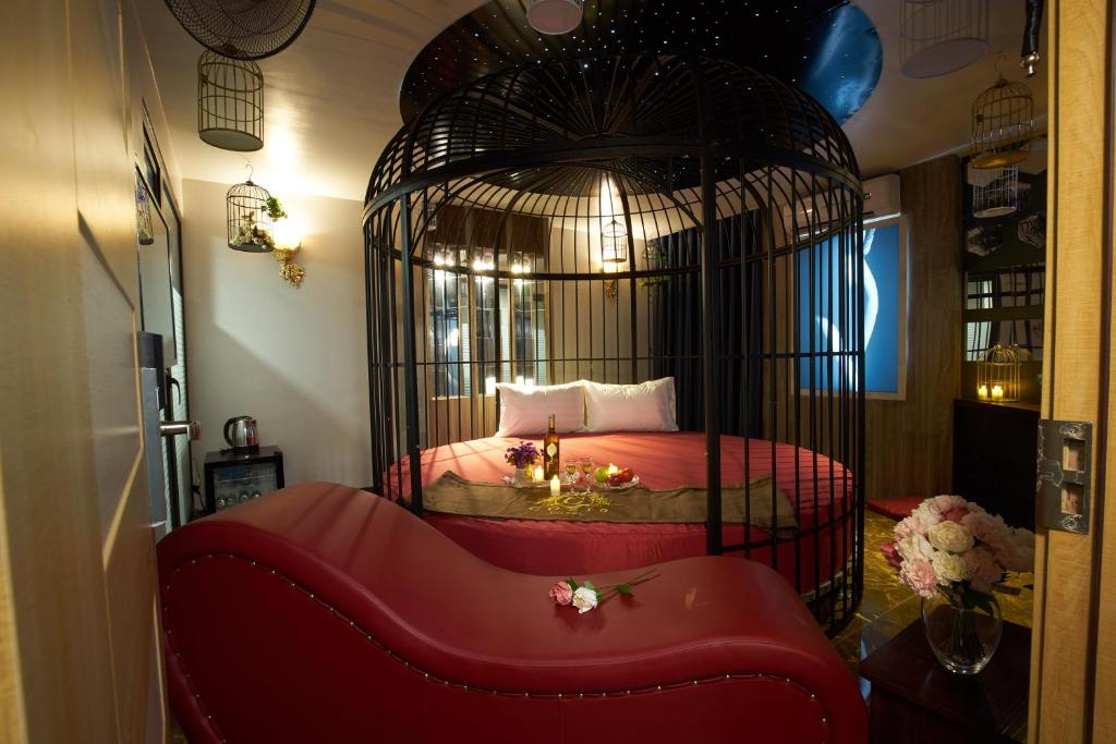 a room with a bed in a bird cage at Cozi 9 Hotel - Theme Hotel in Kiến An