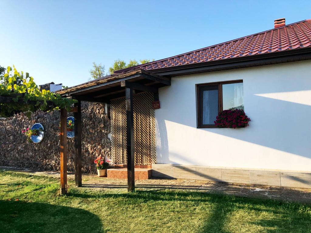 a white house with a fence in the yard at Villa Draganovi in Kamen Bryag