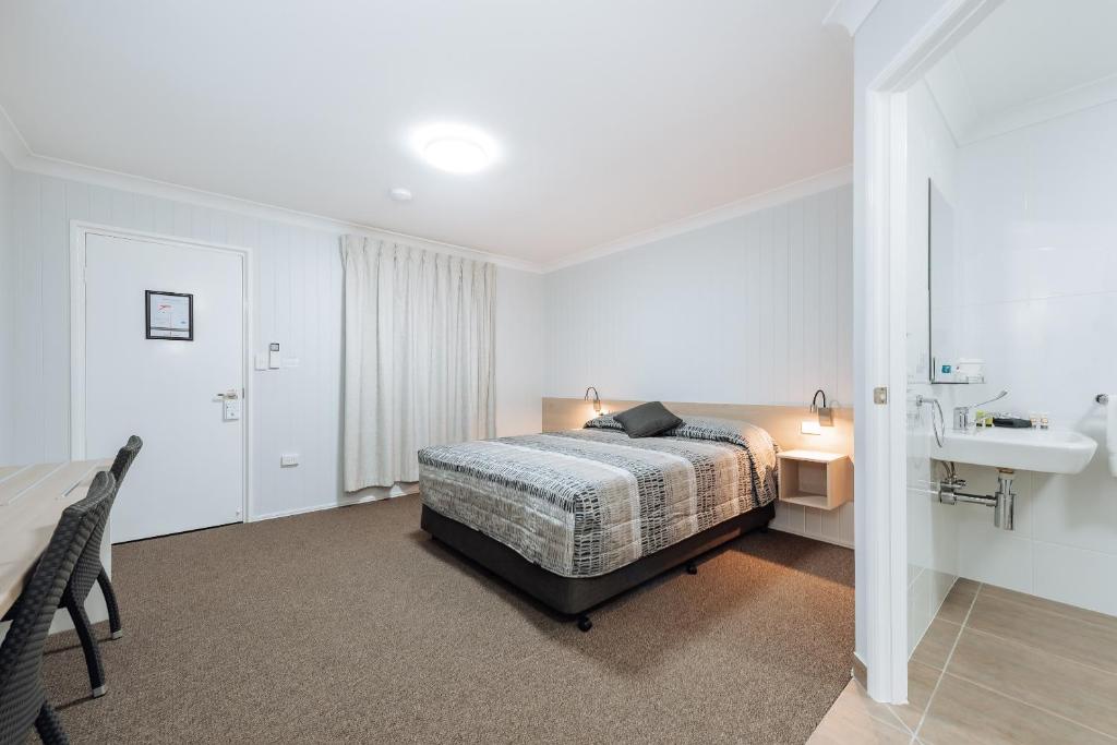 Postel nebo postele na pokoji v ubytování Raintree Motel Biloela