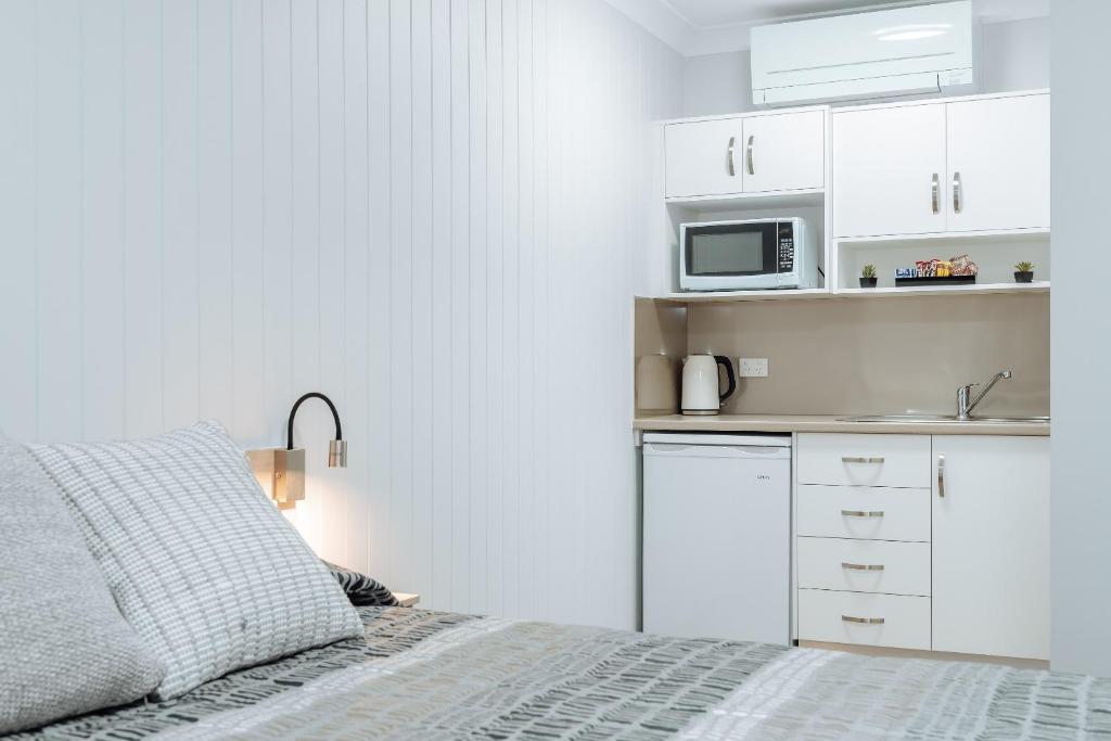 Kuchyň nebo kuchyňský kout v ubytování Raintree Motel Biloela