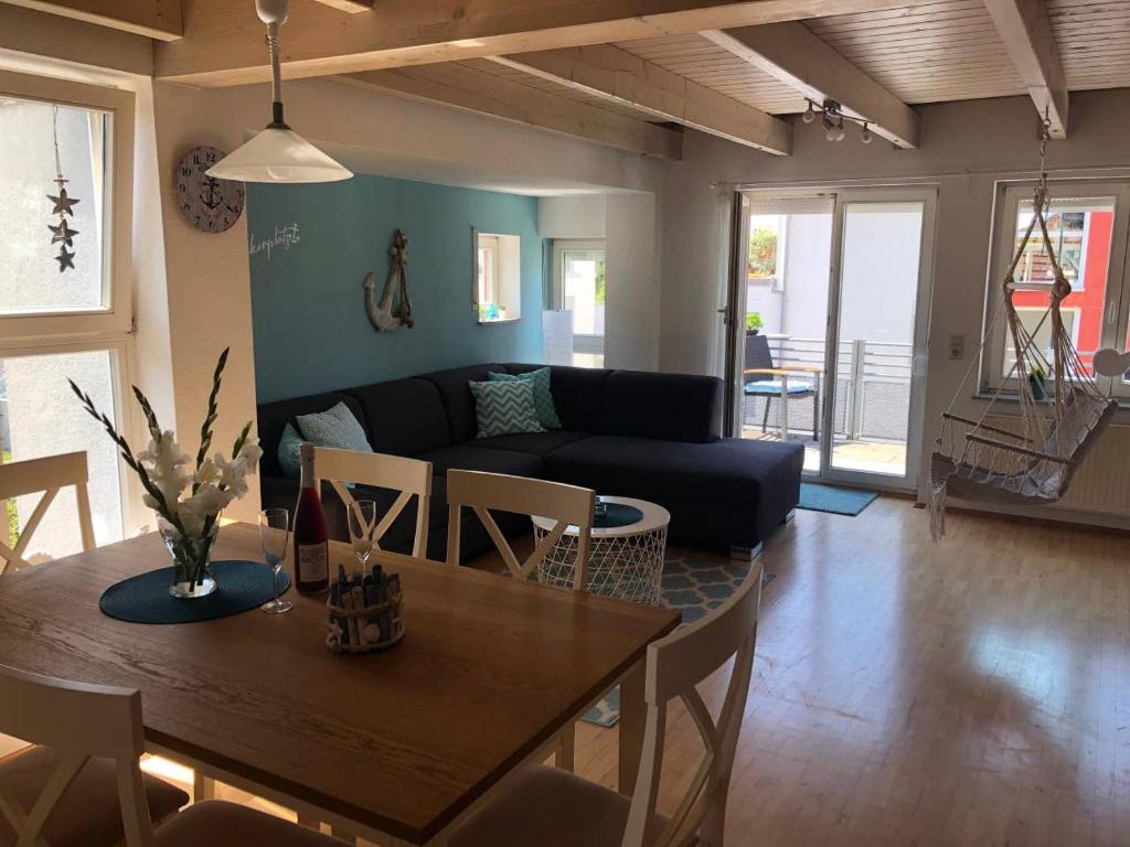ein Wohnzimmer mit einem Tisch und einem Sofa in der Unterkunft Ferienwohnung Ankerplatz Bodensee in Uhldingen-Mühlhofen