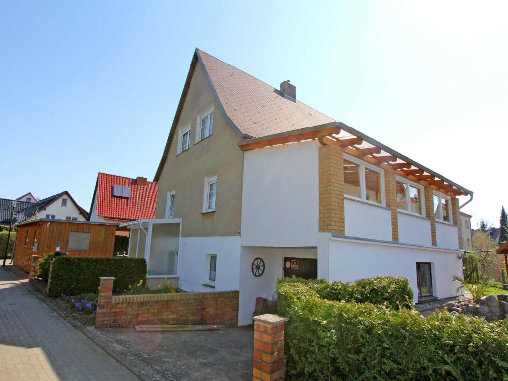 ヴァーレンにあるFerienwohnung Waren SEE 8921の茶色の屋根の大白い家
