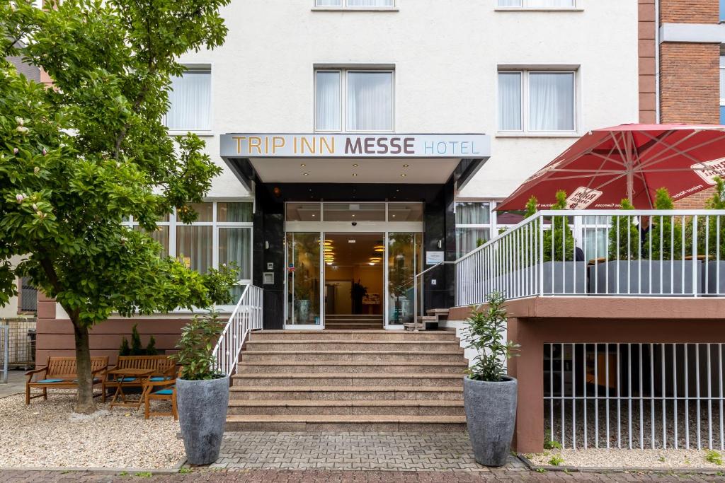 Trip Inn Hotel Messe Westend في فرانكفورت ماين: مبنى به لافتة تنص على فندق trip inn mimssey