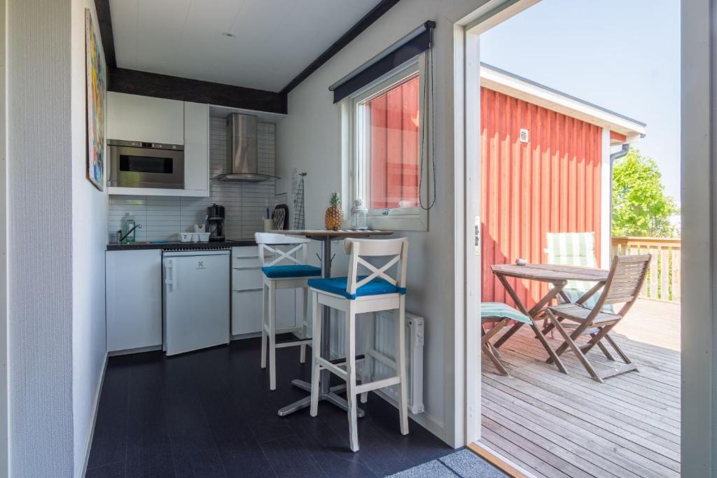 Kuchyň nebo kuchyňský kout v ubytování Strandbaden Köpingsvik