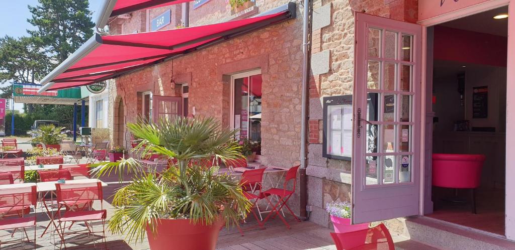 un restaurant avec des tables et des chaises et une porte violette dans l'établissement Le Beauvoir, à Beauvoir