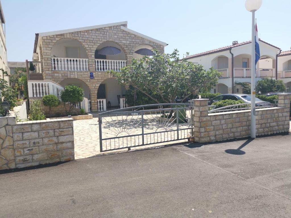 żelazną bramą przed budynkiem w obiekcie Apartman Tunja w mieście Vir