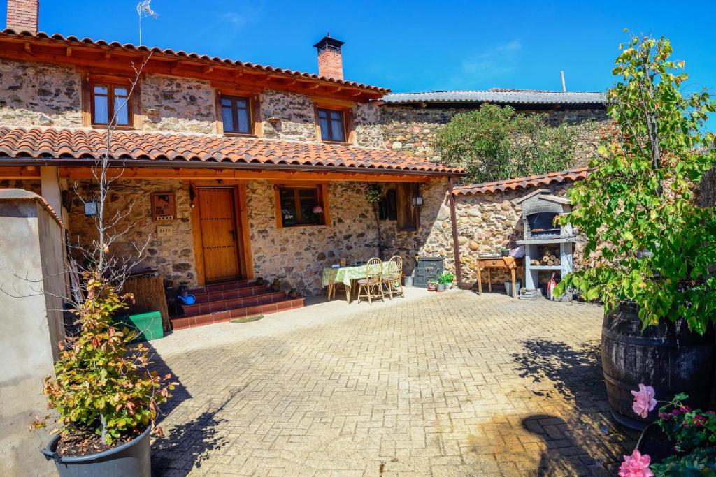 Rural house in the mountain of Leon, Benllera – Precios 2021 ...