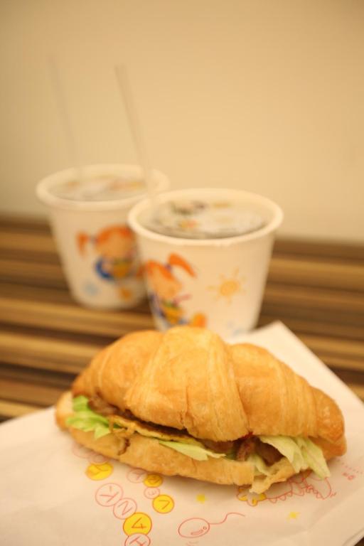 a sandwich on a plate with two cups of soup at 自由之丘民宿 l 寵物友善 in Taitung City