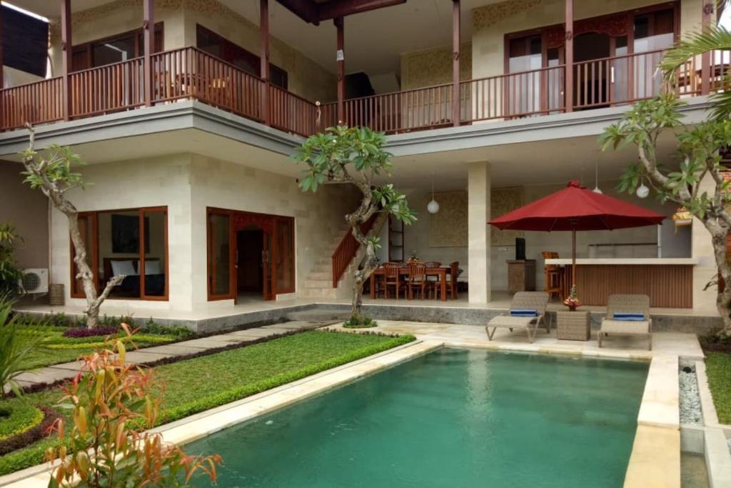 una villa con piscina e una casa di Villa Tenang ad Ubud