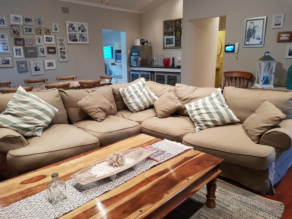 Bushys Oak في Bushmans River Village: غرفة معيشة مع أريكة وطاولة قهوة