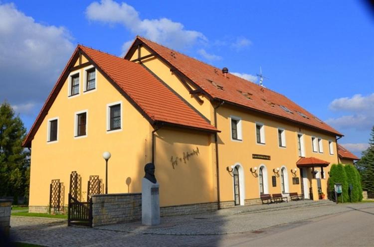 un gran edificio amarillo con techo rojo en Noclegi u Eichendorffa, en Łubowice