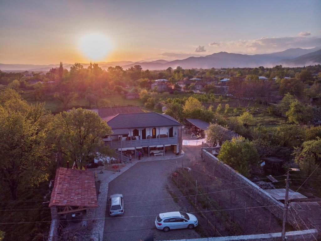 une vue aérienne sur une maison avec une voiture garée dans une allée dans l'établissement Chateau Napareuli, à Napareuli