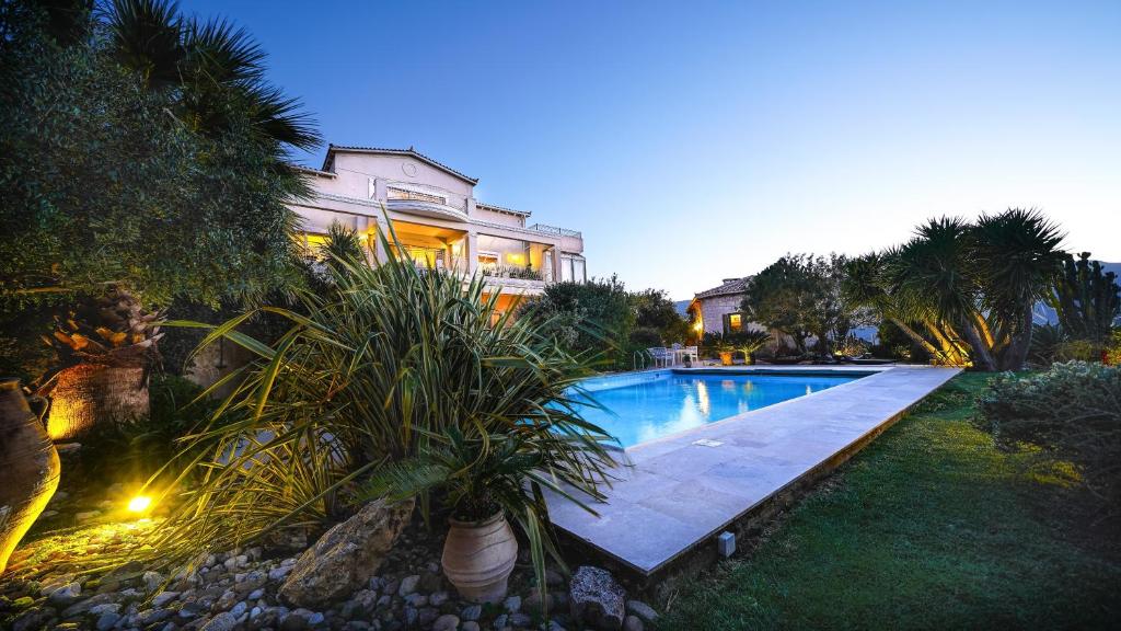 Luxury Villa Allure في Dhafnés: مسبح امام بيت