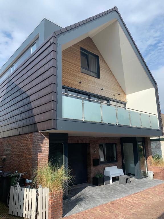 een huis met een groot balkon. bij Longhouse Studio Zandvoort in Zandvoort