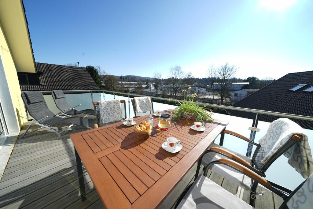 einen Holztisch auf dem Balkon eines Hauses in der Unterkunft Ferienwohnung Paula in Lahr