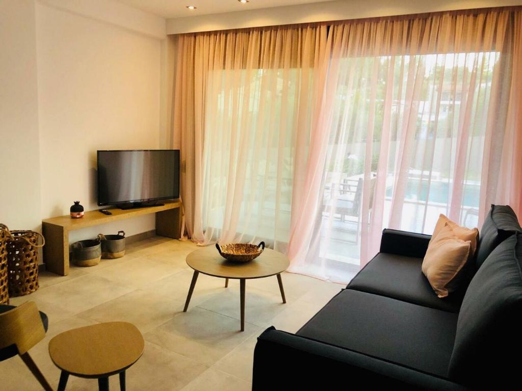 Μια τηλεόραση ή/και κέντρο ψυχαγωγίας στο Epos Villas & Luxury Studios