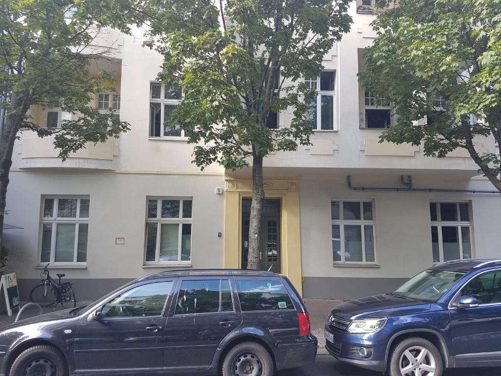 dwa samochody zaparkowane przed budynkiem w obiekcie Wohnung 15 w Berlinie