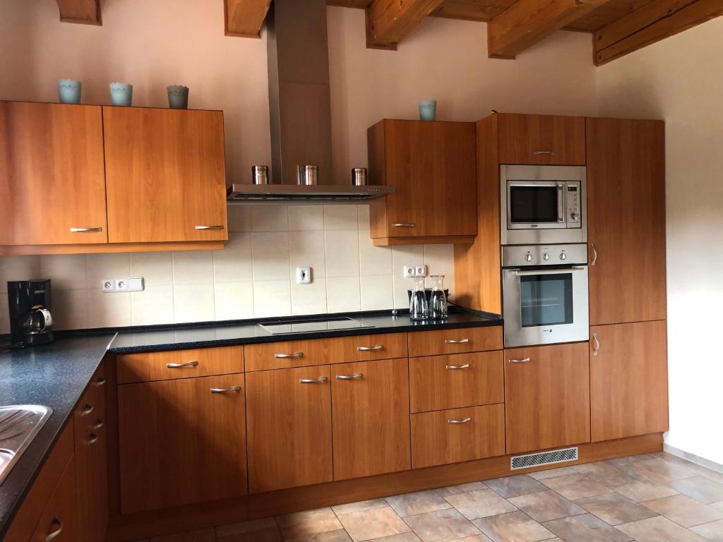 Kuchyň nebo kuchyňský kout v ubytování CHALUPA Honzík - VILLA Vrchlabí