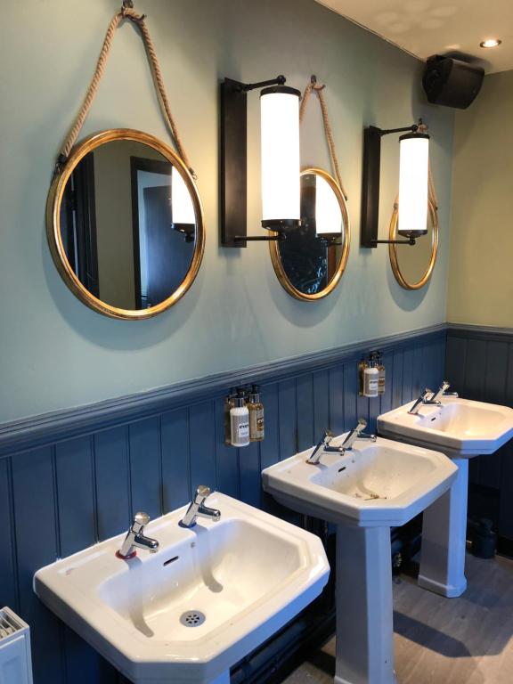 Um banheiro em Green Lodge, Wirral by Marston's Inns