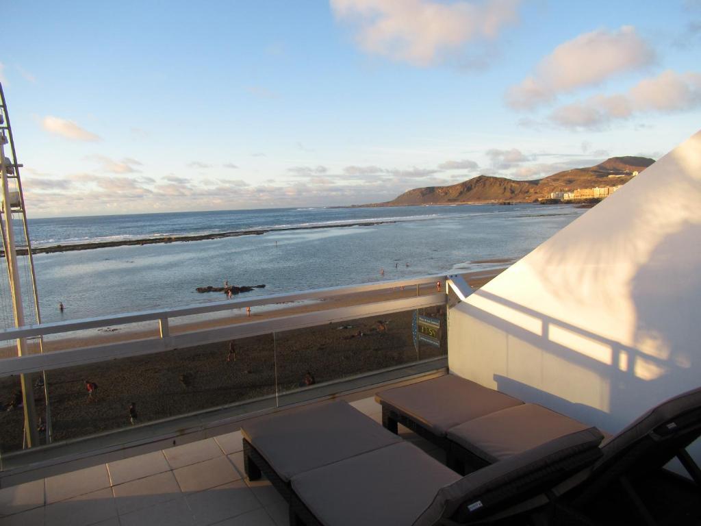 ラスパルマス・デ・グランカナリアにあるApartamento 1ª linea Las Canteras -vista mar con terraza y wifi 308のビーチと海の景色を望むバルコニー