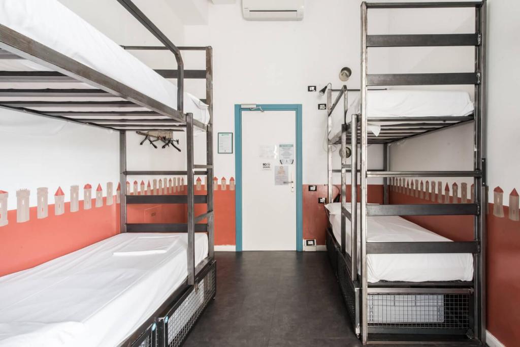 Łóżko lub łóżka w pokoju w obiekcie Madama Hostel & Bistrot