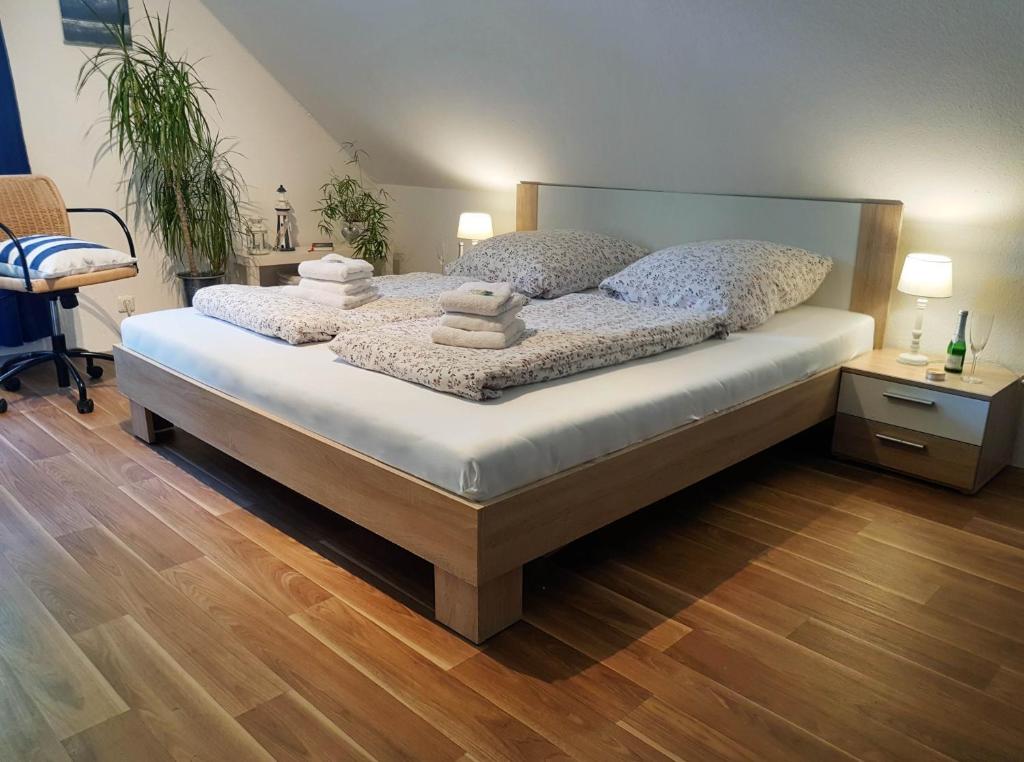 - une chambre avec un lit et des oreillers dans l'établissement Charmante Ferienwohnung 3 Zimmer Kueche Bad zentrale Lage, à Hagen im Bremischen