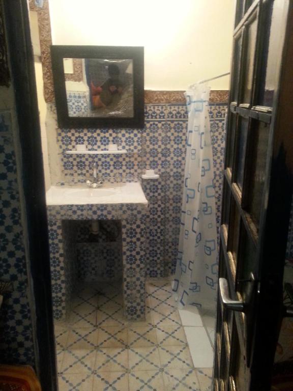 Koupelna v ubytování RIAD DAR KADER chambre saumon