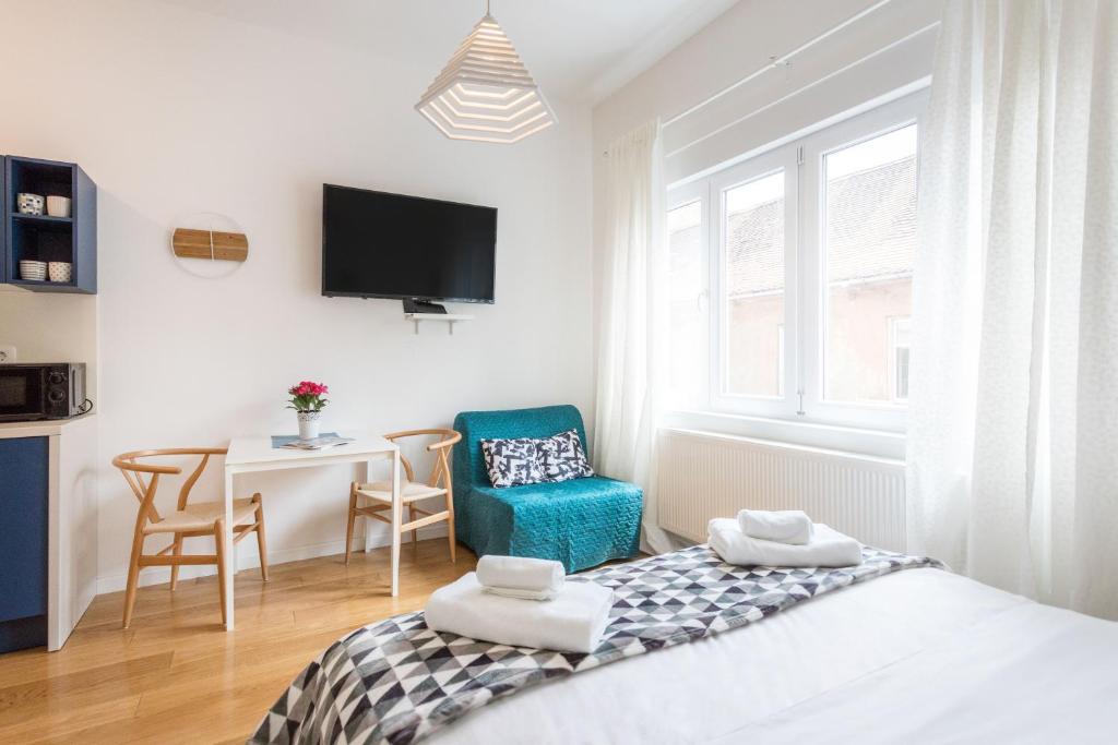 Łóżko lub łóżka w pokoju w obiekcie Studio Apartments near park Zrinjevac