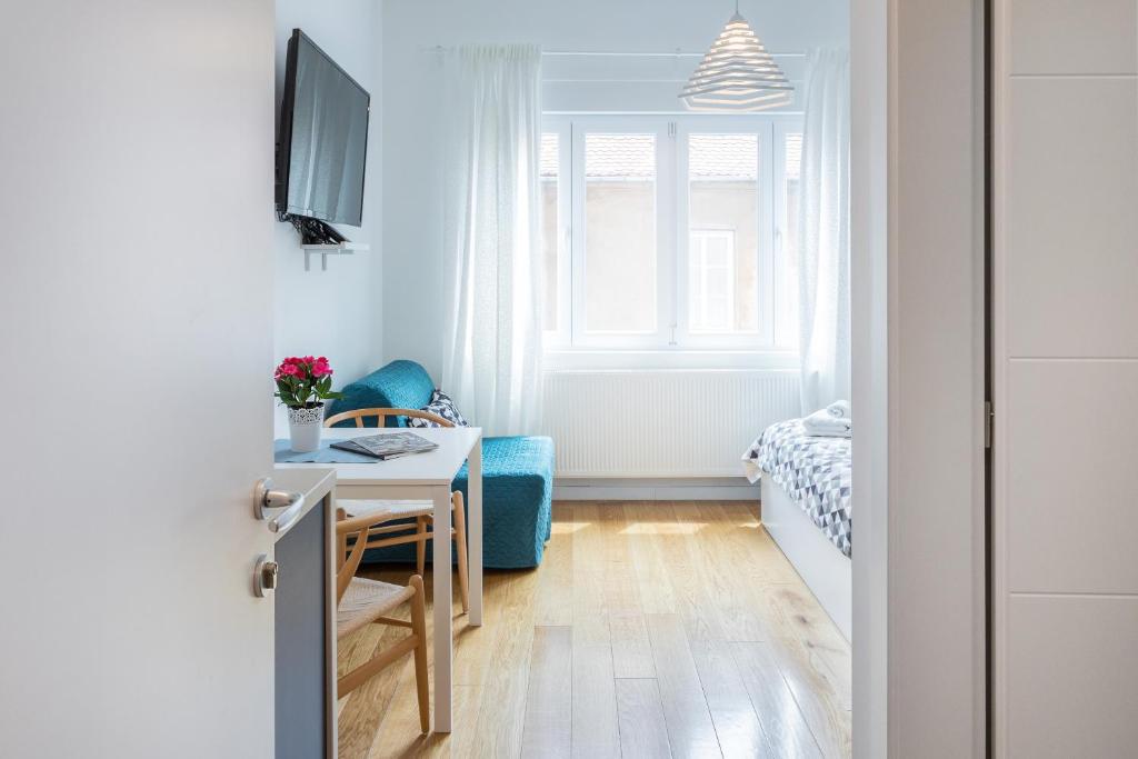 Mały pokój z biurkiem i łóżkiem w obiekcie Studio Apartments near park Zrinjevac w Zagrzebiu