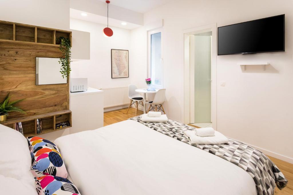 Łóżko lub łóżka w pokoju w obiekcie Studio Apartments near park Zrinjevac
