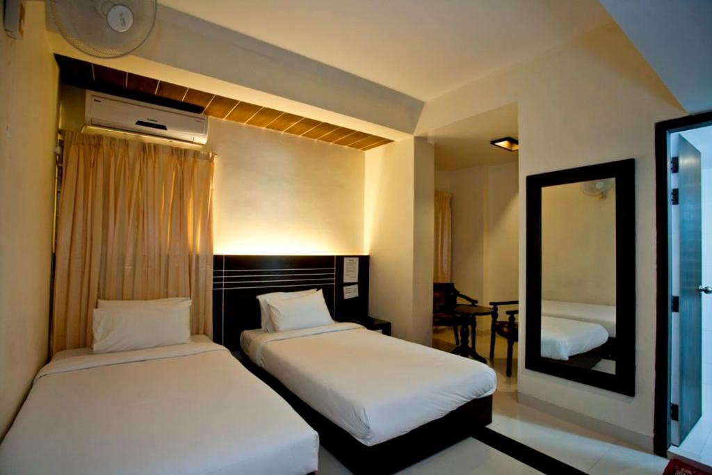 Llit o llits en una habitació de Hotel Holy Gate