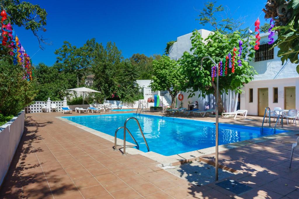 una piscina en un hotel con complejo en Hotel España, en Lanjarón
