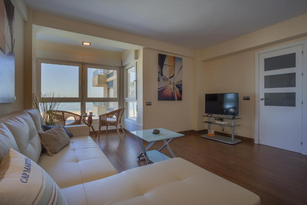 Televízia a/alebo spoločenská miestnosť v ubytovaní HORIZONTE Sunny Home by Cadiz4Rentals